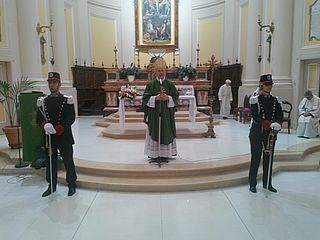 Il Vescovo Piero Coccia apre la celebrazione religiosa