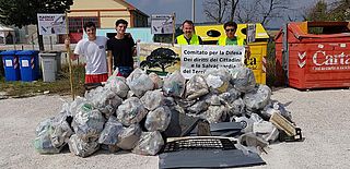 I 66 sacchi di plastica raccolti per strada dai volontari del Comitato di Difesa dei Diritti dei Cittadini
