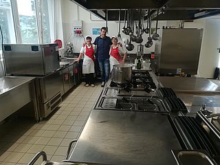 Due immagini della nuova cucina alla casa di riposo "Beato Sante" di Mombaroccio. Con le cuoche Maria Esposto Nardini e Marta Dini, il Responsabile commerciale della Divisione centro-sud della CAMST, Luca Corsino.